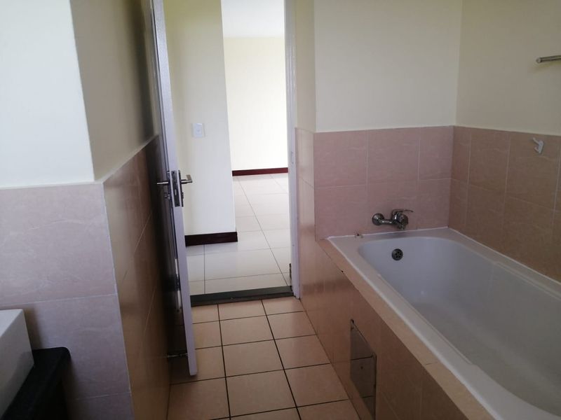 Modern 2 Bed Apartment in Carlswald - Photo 10
