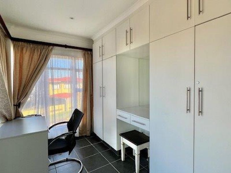 Spacious 5-Bedroom Home with Stunning Sea Views – St Michaels On Sea - Photo 10