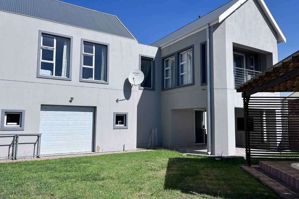 For Sale : Stunning 3-Bedroom Family Home in Prime Location - Photo 2