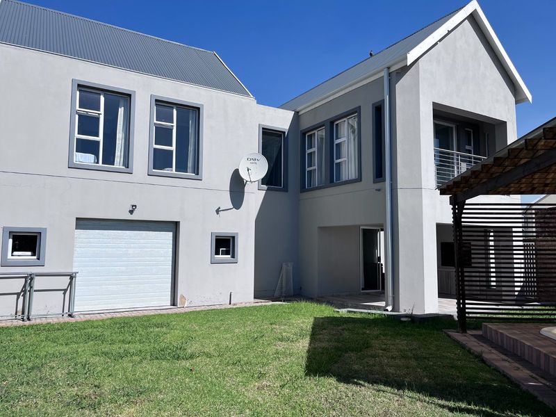 For Sale : Stunning 3-Bedroom Family Home in Prime Location - Photo 2