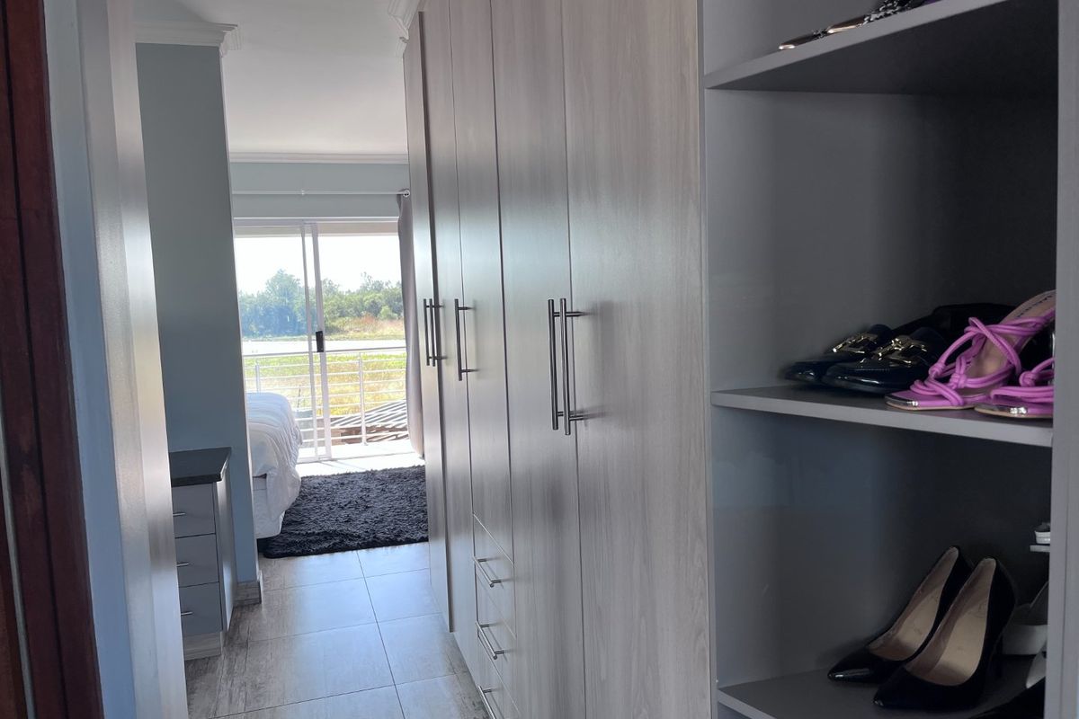 For Sale : Stunning 3-Bedroom Family Home in Prime Location - Photo 4