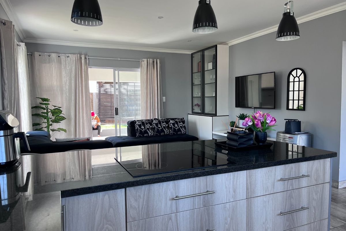 For Sale : Stunning 3-Bedroom Family Home in Prime Location - Photo 5