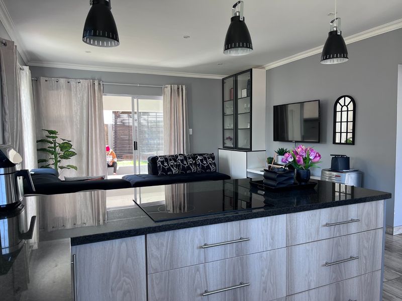 For Sale : Stunning 3-Bedroom Family Home in Prime Location - Photo 5