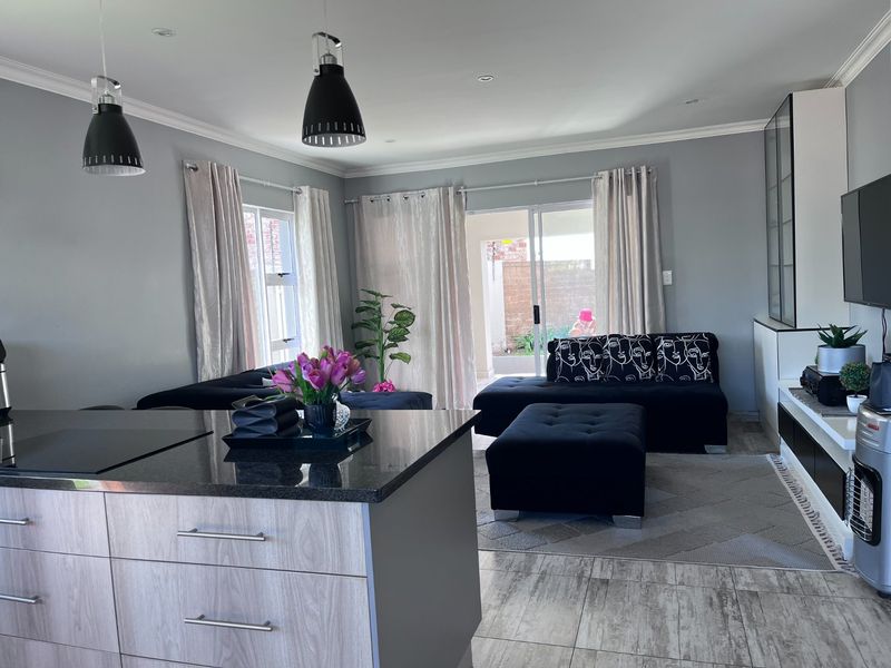 For Sale : Stunning 3-Bedroom Family Home in Prime Location - Photo 6