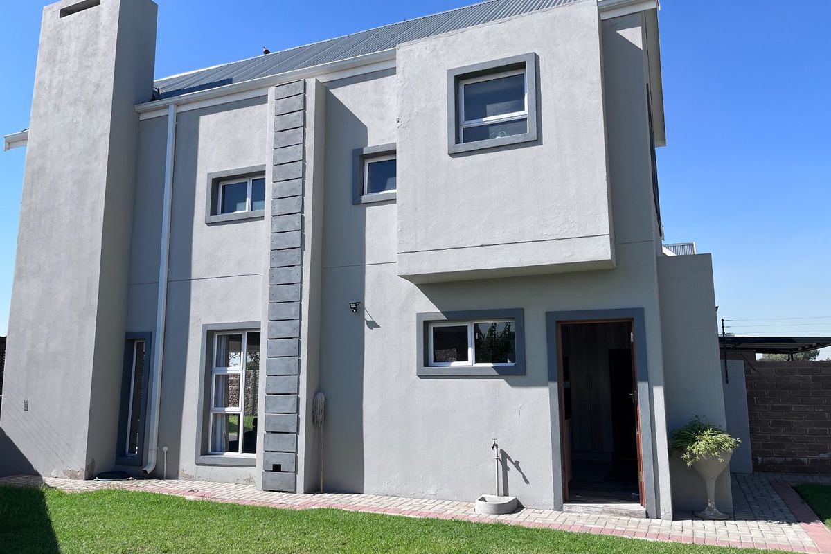 For Sale : Stunning 3-Bedroom Family Home in Prime Location - Photo 3