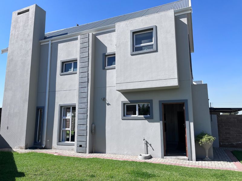 For Sale : Stunning 3-Bedroom Family Home in Prime Location - Photo 3