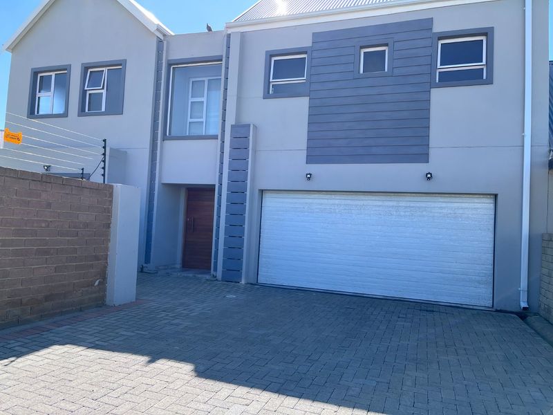 For Sale : Stunning 3-Bedroom Family Home in Prime Location - Photo 1
