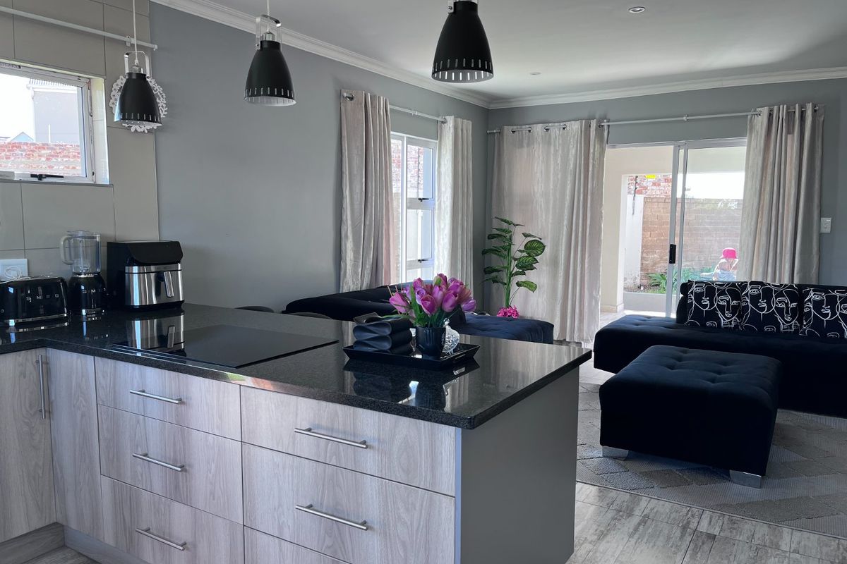 For Sale : Stunning 3-Bedroom Family Home in Prime Location - Photo 4