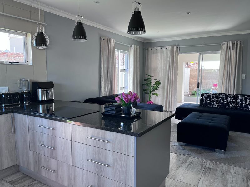 For Sale : Stunning 3-Bedroom Family Home in Prime Location - Photo 4