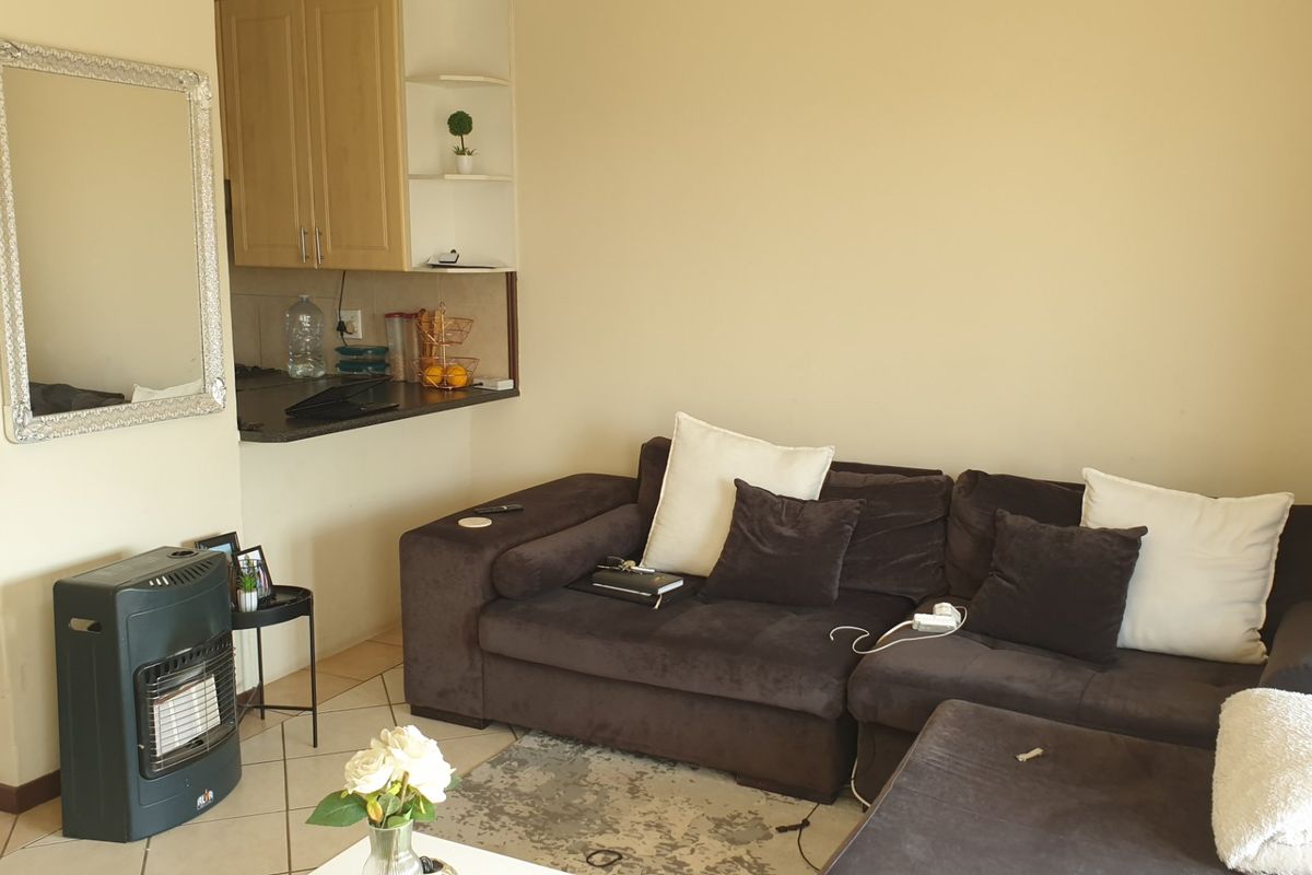 Sunny Top Floor 2 Bedroom Corner Unit - Monavoni - Photo 4