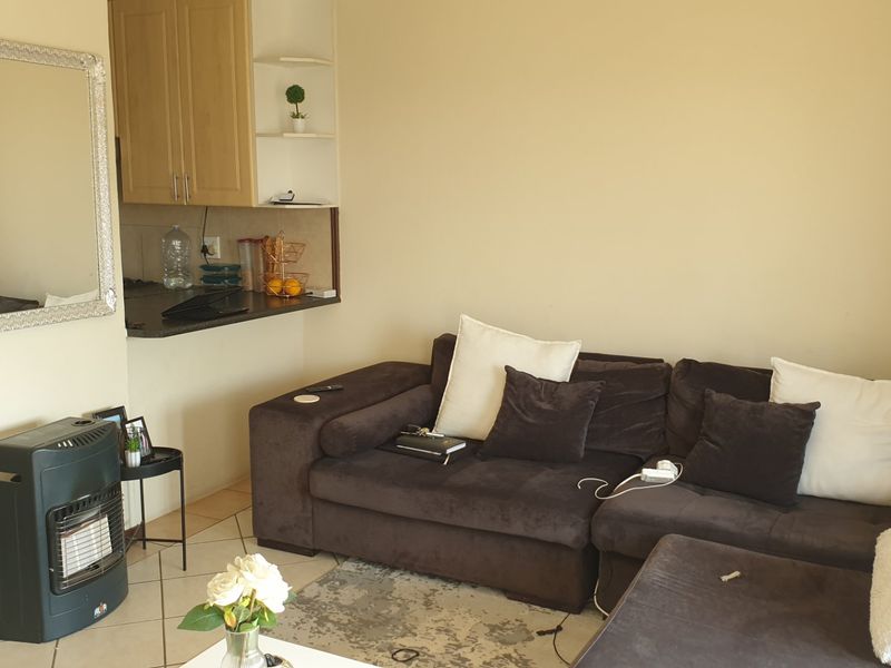 Sunny Top Floor 2 Bedroom Corner Unit - Monavoni - Photo 4