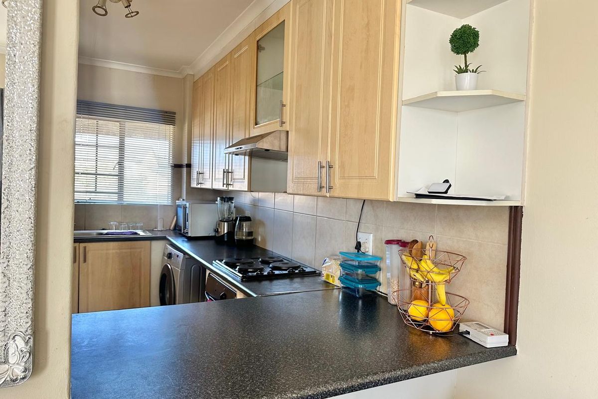 Sunny Top Floor 2 Bedroom Corner Unit - Monavoni - Photo 5