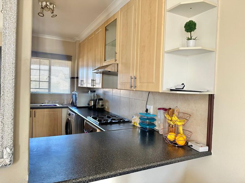 Sunny Top Floor 2 Bedroom Corner Unit - Monavoni - Photo 5