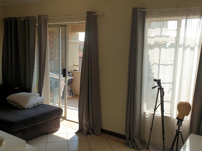 Sunny Top Floor 2 Bedroom Corner Unit - Monavoni - Photo 10