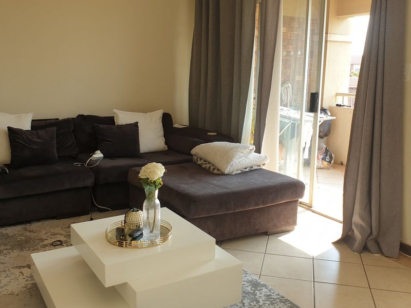 Sunny Top Floor 2 Bedroom Corner Unit - Monavoni - Photo 9