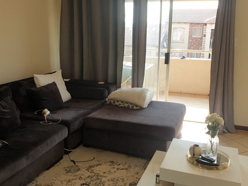 Sunny Top Floor 2 Bedroom Corner Unit - Monavoni - Photo 8