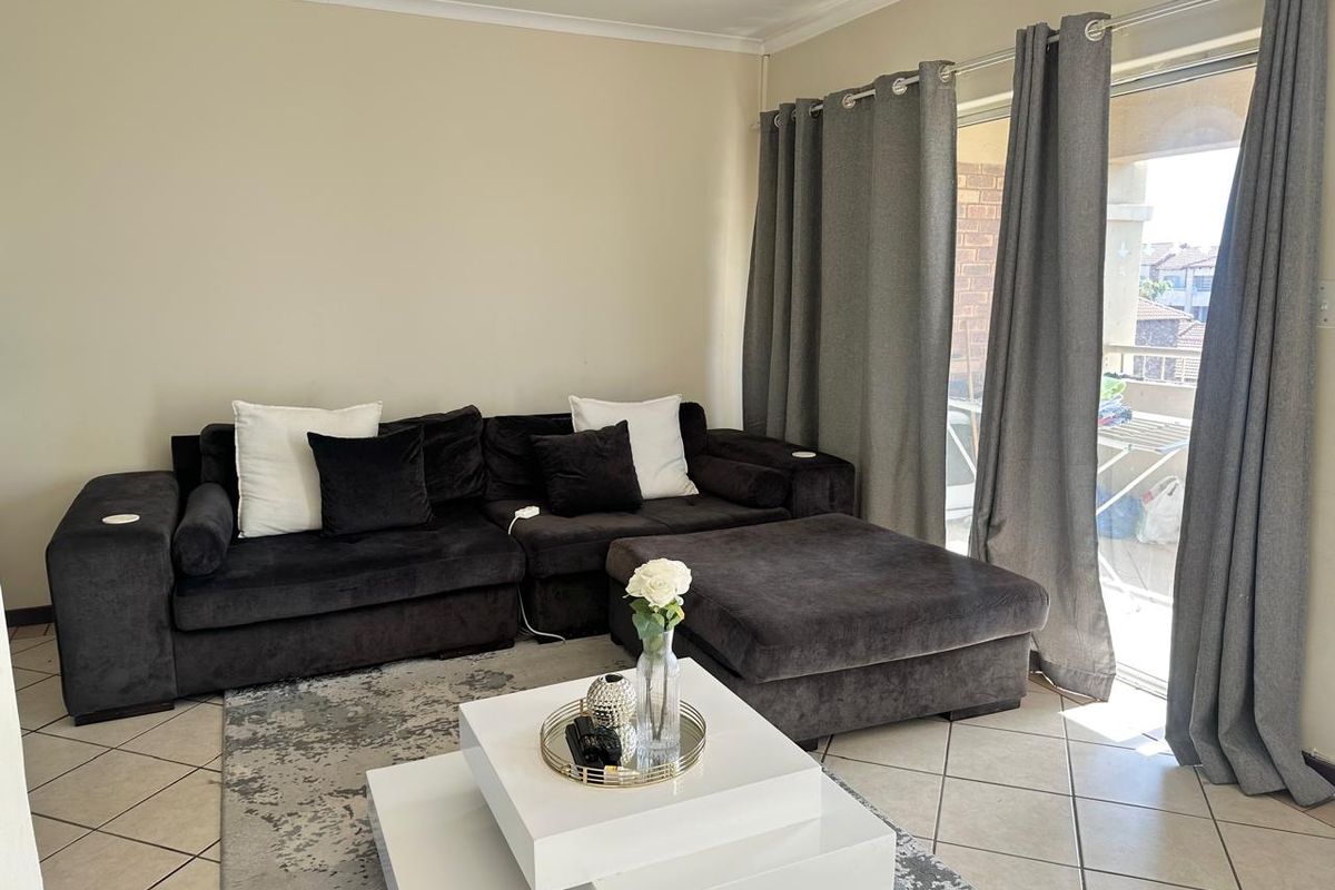 Sunny Top Floor 2 Bedroom Corner Unit - Monavoni - Photo 2