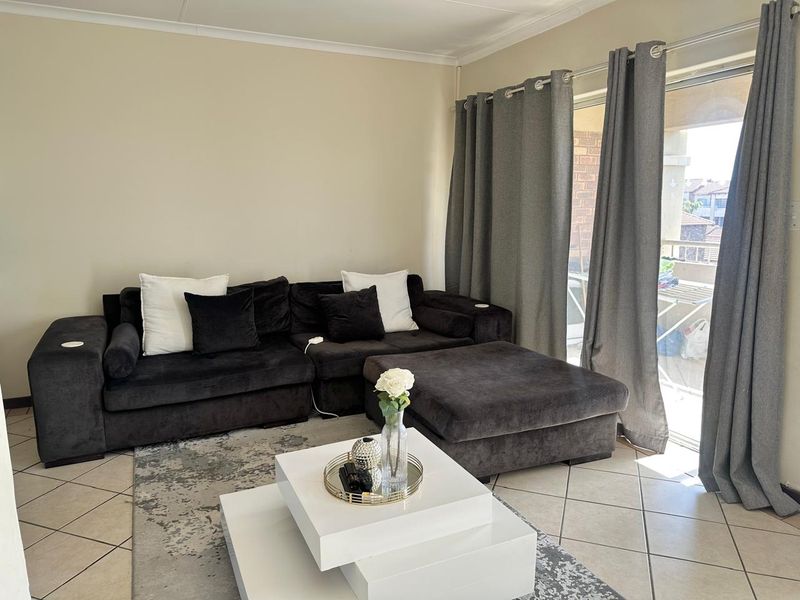 Sunny Top Floor 2 Bedroom Corner Unit - Monavoni - Photo 2