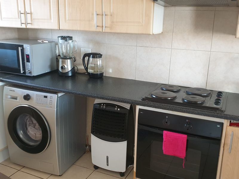 Sunny Top Floor 2 Bedroom Corner Unit - Monavoni - Photo 7