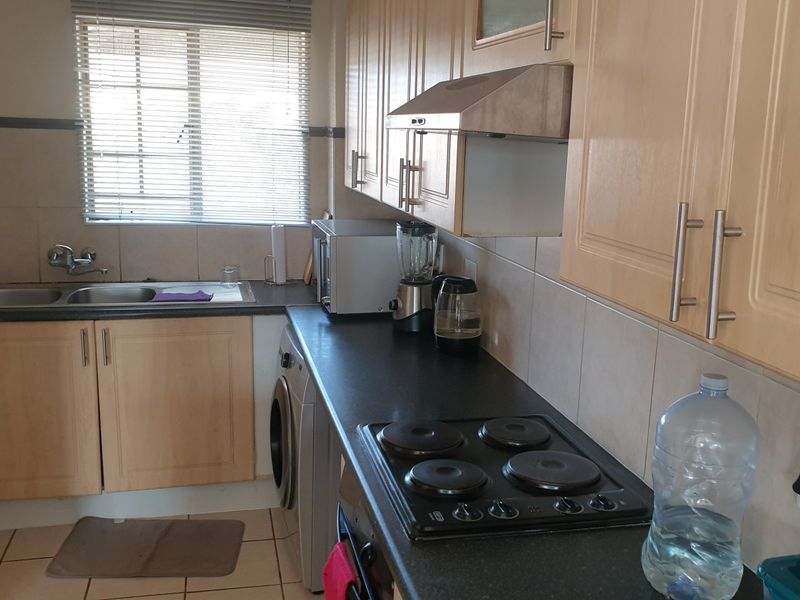 Sunny Top Floor 2 Bedroom Corner Unit - Monavoni - Photo 6