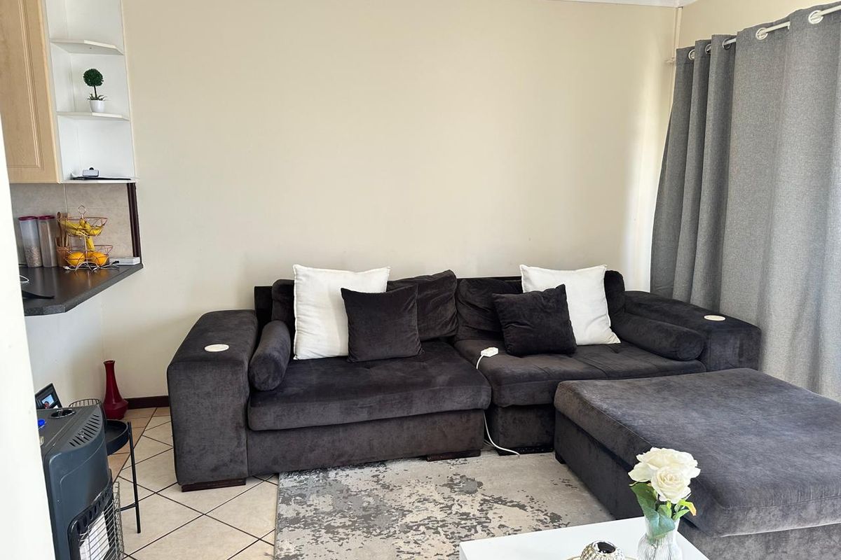 Sunny Top Floor 2 Bedroom Corner Unit - Monavoni - Photo 3