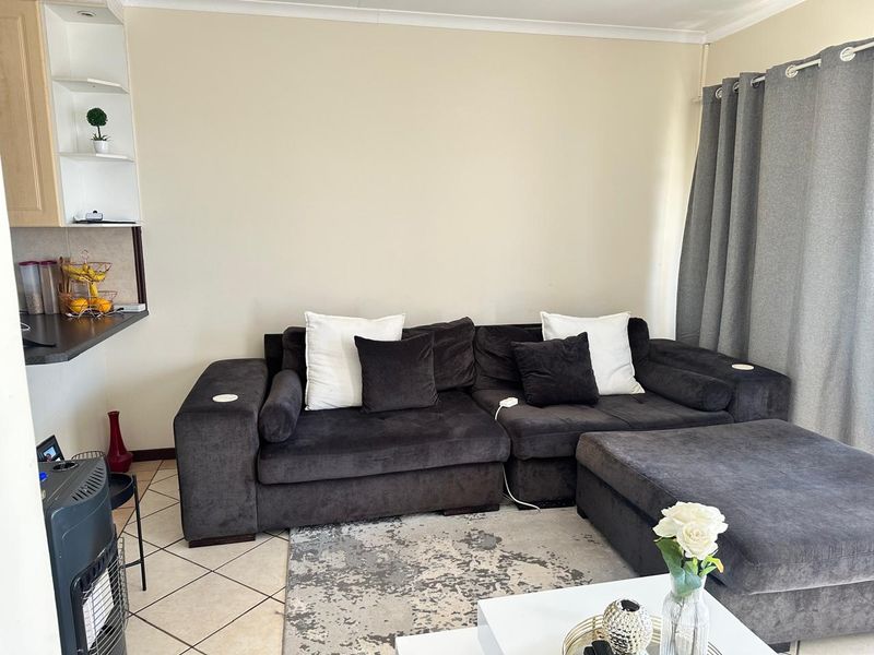 Sunny Top Floor 2 Bedroom Corner Unit - Monavoni - Photo 3