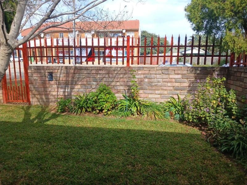 Modern Comfort Meets Effortless Living – Stylish Townhouse in Songloed, Klerksdorp - Photo 4