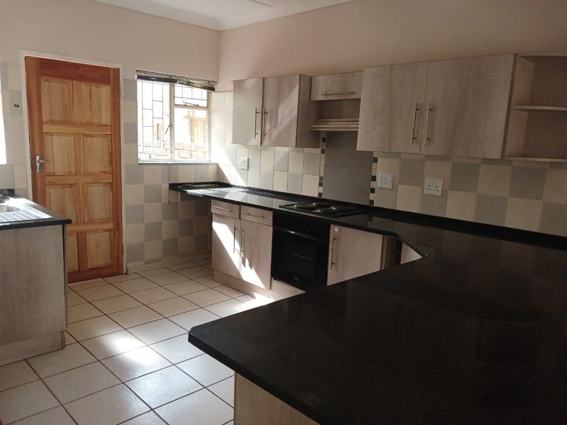 Modern Comfort Meets Effortless Living – Stylish Townhouse in Songloed, Klerksdorp - Photo 7