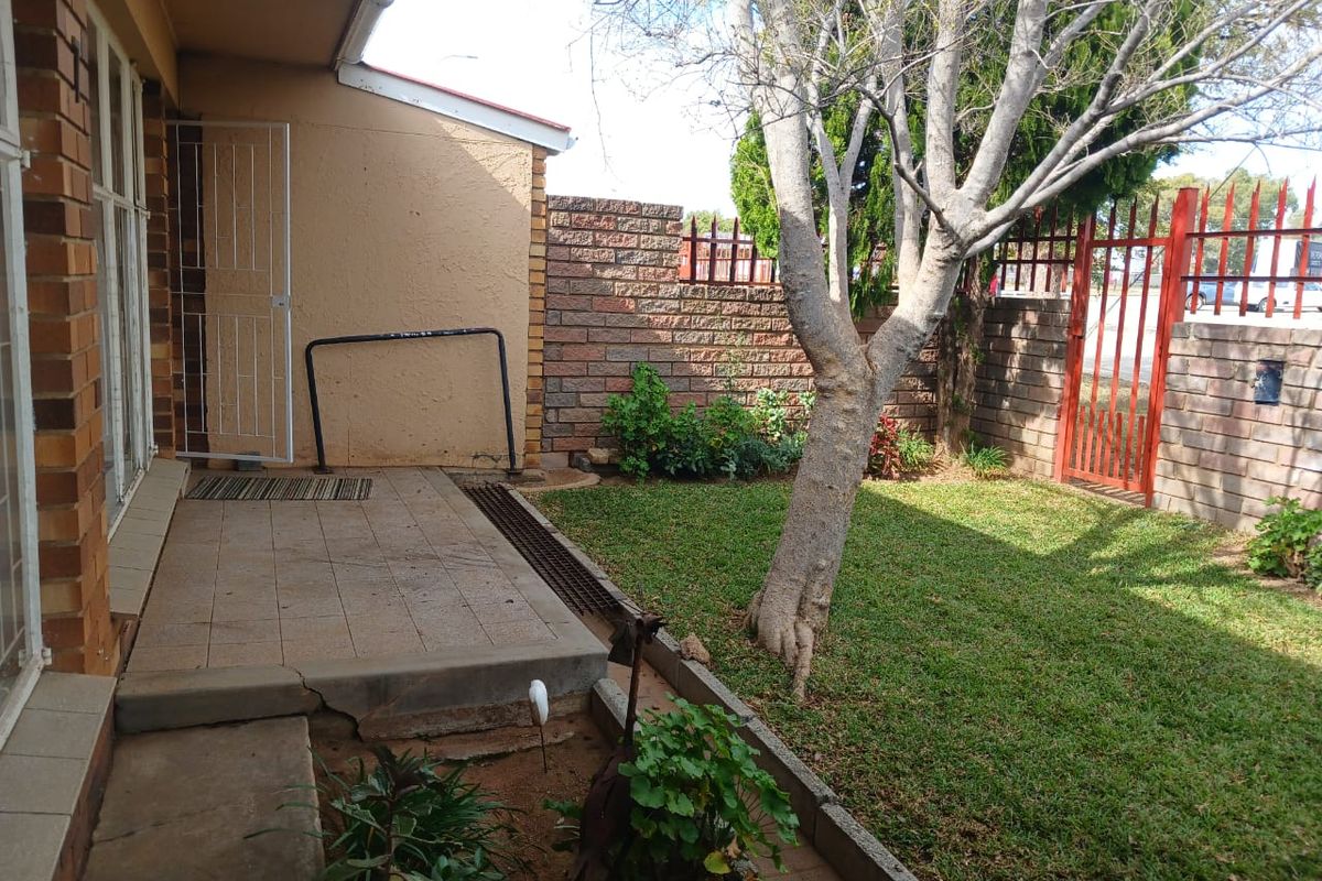 Modern Comfort Meets Effortless Living – Stylish Townhouse in Songloed, Klerksdorp - Photo 2