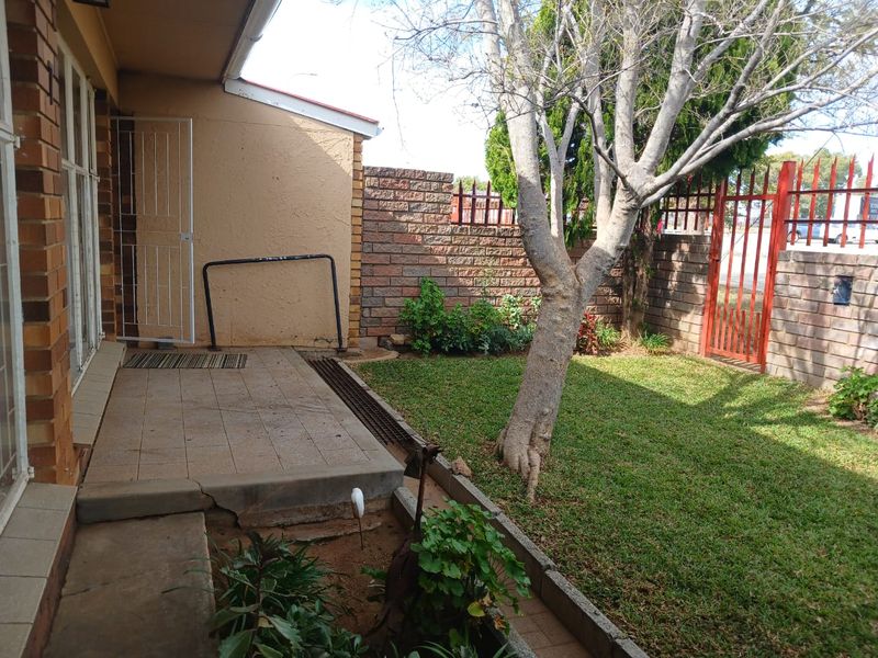 Modern Comfort Meets Effortless Living – Stylish Townhouse in Songloed, Klerksdorp - Photo 2