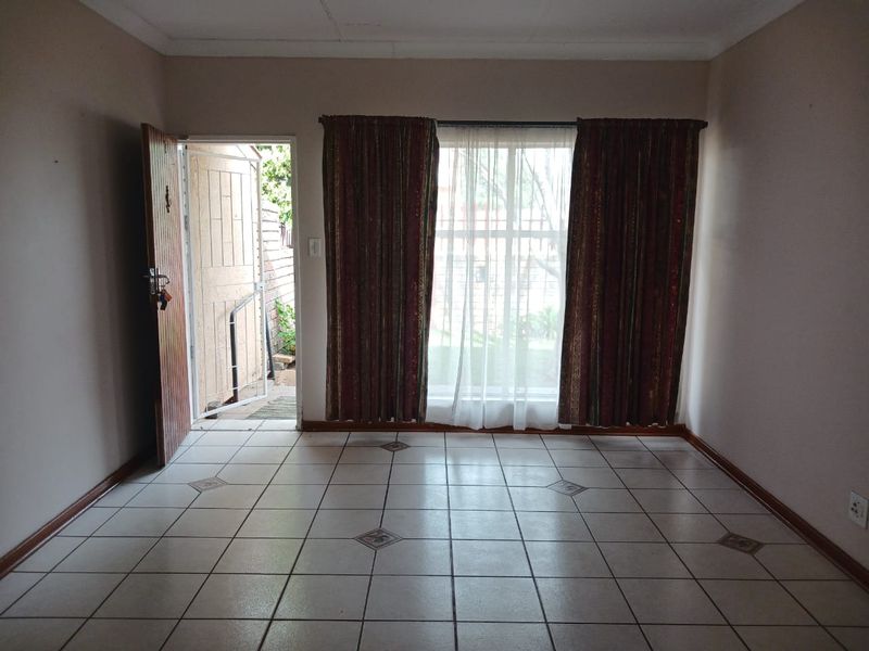 Modern Comfort Meets Effortless Living – Stylish Townhouse in Songloed, Klerksdorp - Photo 5