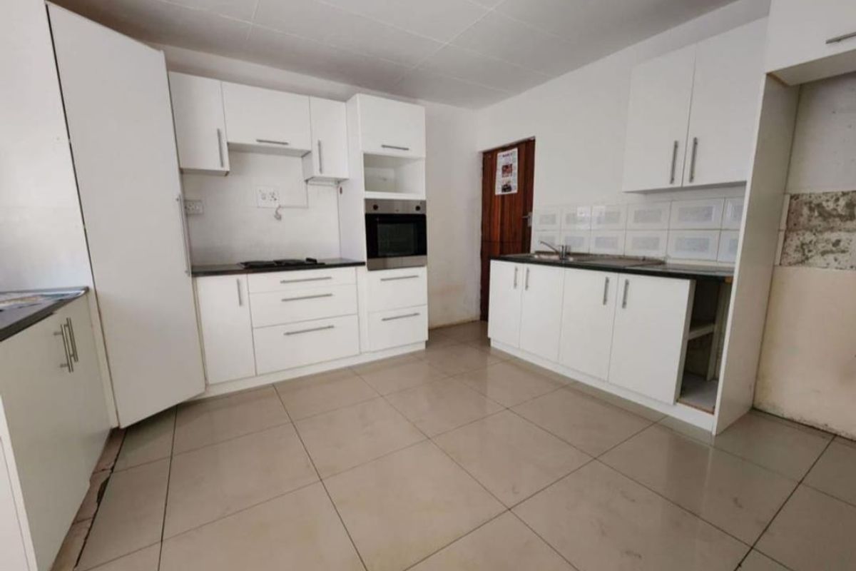 3-Bedroom Semi-Detached Duplex for Sale — Great Value & Convenient Location! - Photo 3