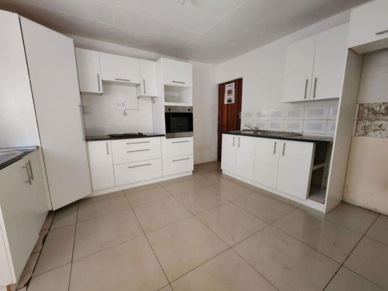 3-Bedroom Semi-Detached Duplex for Sale — Great Value & Convenient Location! - Photo 3