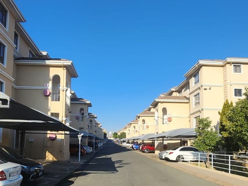 LOOKING FOR RENTAL IN MIDRAND? LOOK NO FURTHER........... - Photo 4