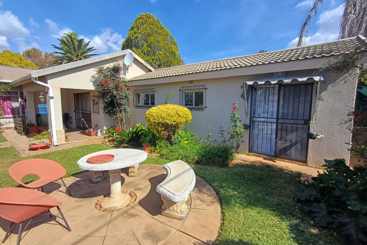 Elegant Family Home with Flatlet for Sale in Prime Flamwood Location - Photo 4