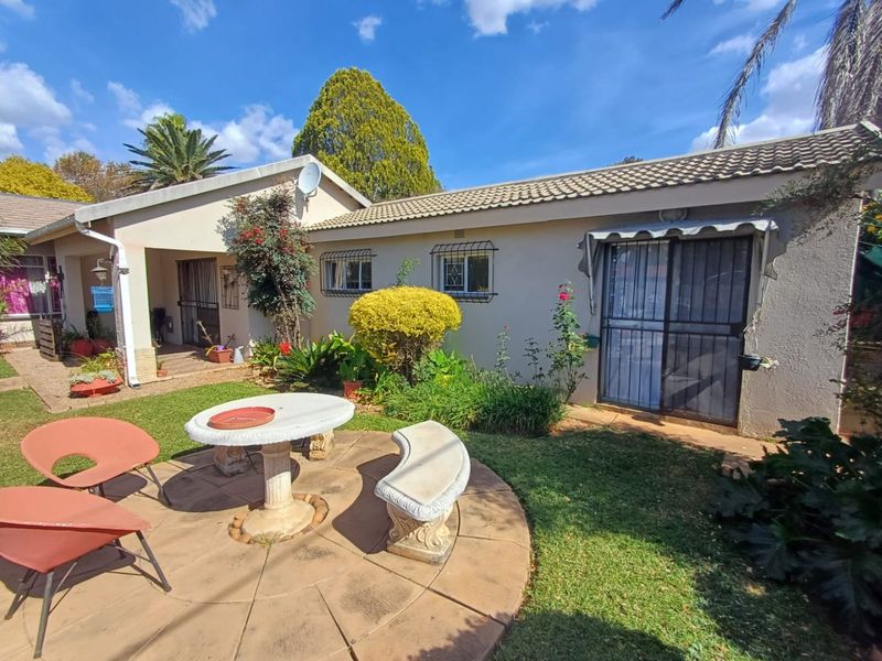 Elegant Family Home with Flatlet for Sale in Prime Flamwood Location - Photo 4