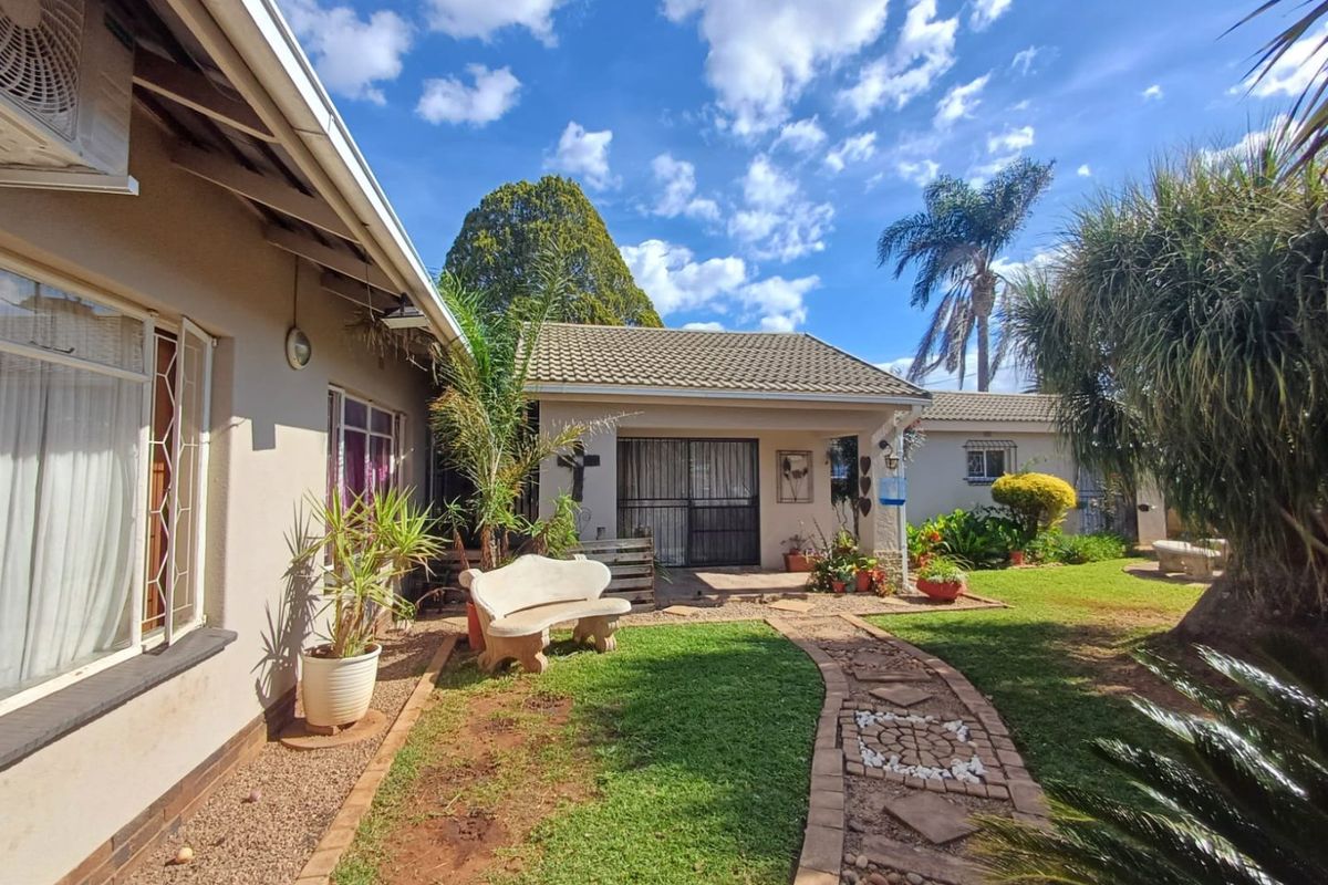 Elegant Family Home with Flatlet for Sale in Prime Flamwood Location - Photo 3