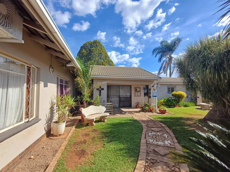 Elegant Family Home with Flatlet for Sale in Prime Flamwood Location - Photo 3