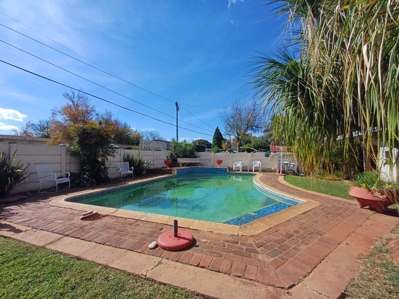 Elegant Family Home with Flatlet for Sale in Prime Flamwood Location - Photo 6