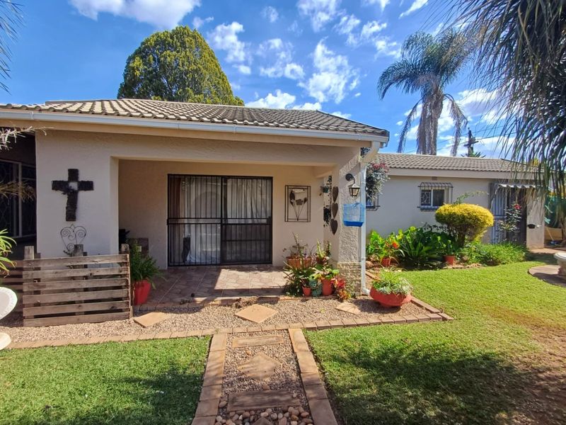 Elegant Family Home with Flatlet for Sale in Prime Flamwood Location - Photo 2