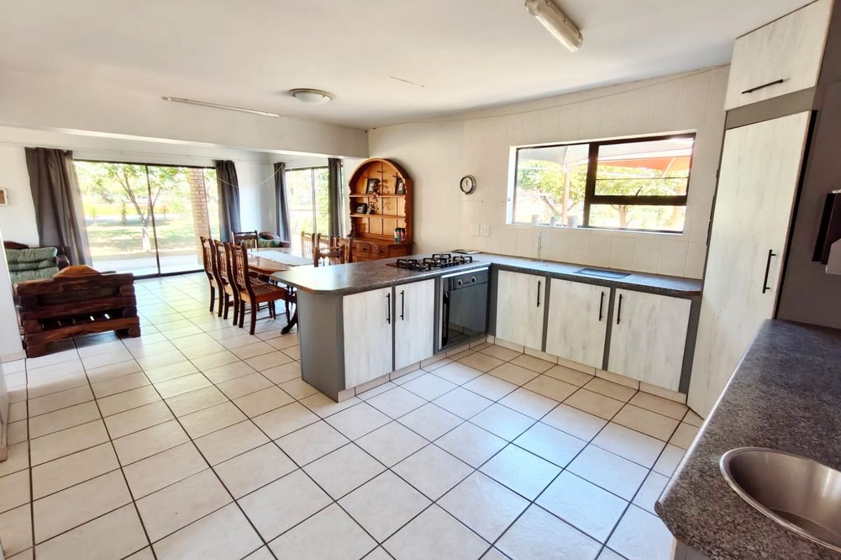 Modern Double-Story Family Home with Private Access to the Vaal Dam - Photo 5