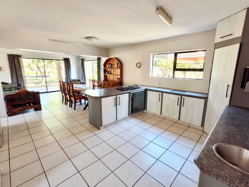 Modern Double-Story Family Home with Private Access to the Vaal Dam - Photo 5