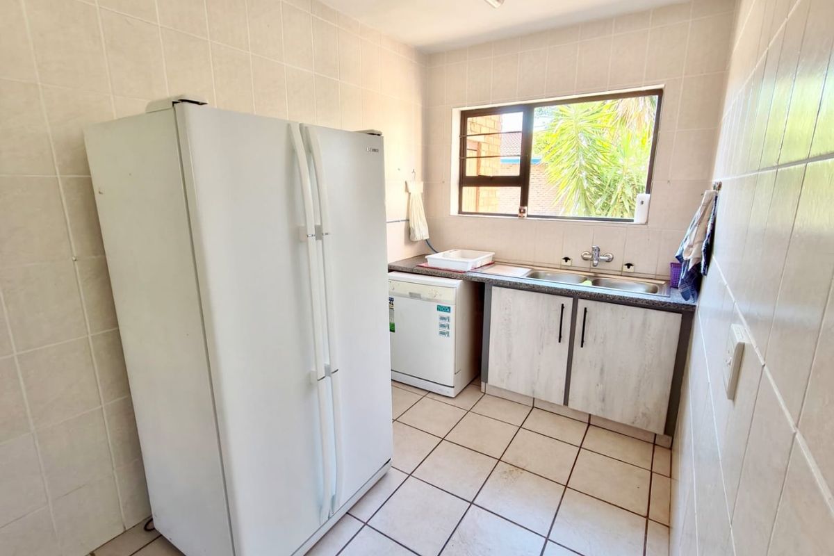 Modern Double-Story Family Home with Private Access to the Vaal Dam - Photo 4