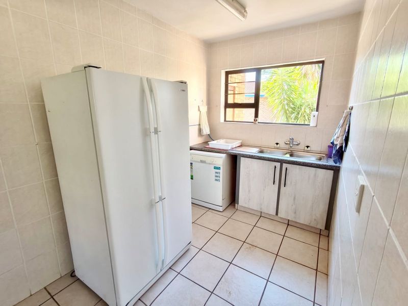 Modern Double-Story Family Home with Private Access to the Vaal Dam - Photo 4