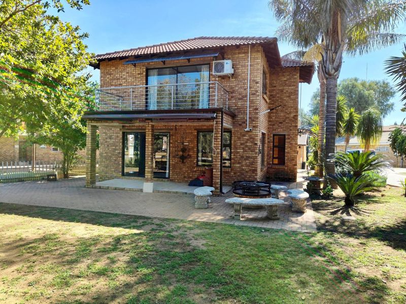 Modern Double-Story Family Home with Private Access to the Vaal Dam - Photo 2