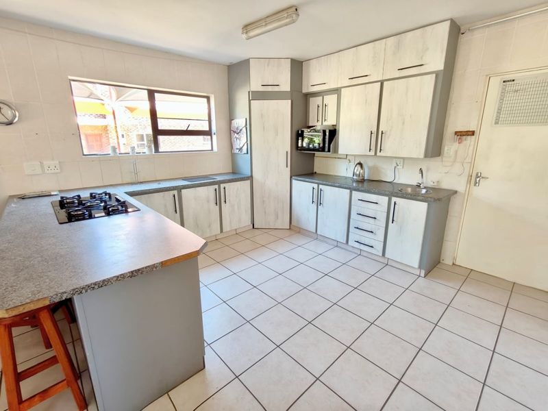 Modern Double-Story Family Home with Private Access to the Vaal Dam - Photo 6