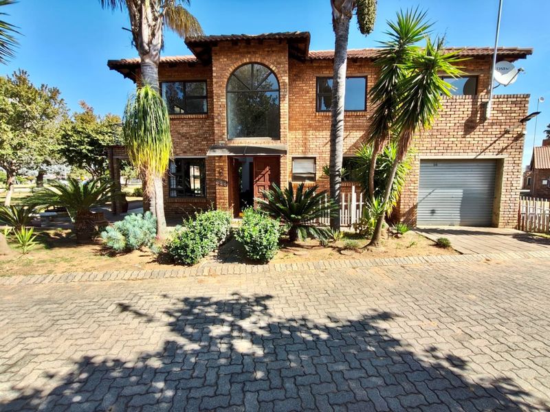 Modern Double-Story Family Home with Private Access to the Vaal Dam - Photo 1