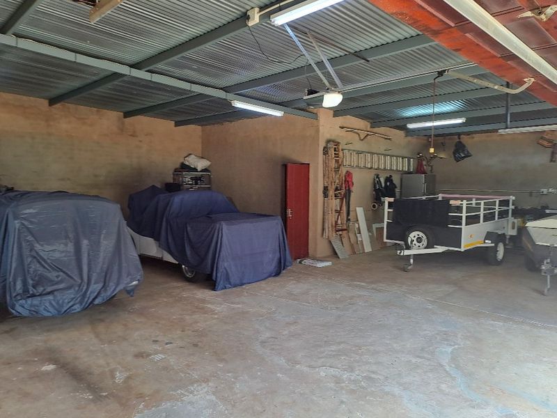 Immaculate family home on 2 hectares bushveld oasis  - Photo 5