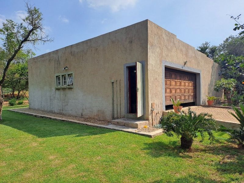 Immaculate family home on 2 hectares bushveld oasis  - Photo 4