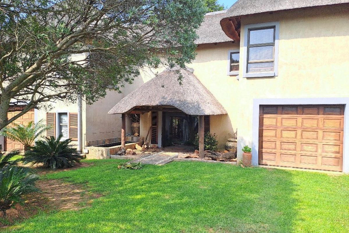 Immaculate family home on 2 hectares bushveld oasis  - Photo 2